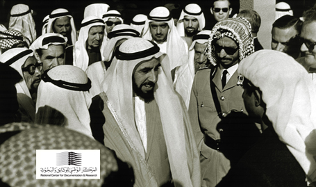 المغفور له الشيخ زايد بن سلطان يستقبل التهاني من المواطنين بعد إعلان الإتحاد - 1971