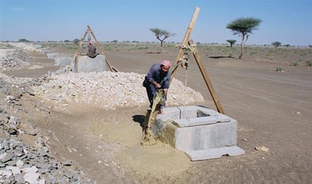 Figure 13 - a picture of one of the workers after the removal of sediment from the tunnel stream through a match Falaj Aldaúda, the source is the city